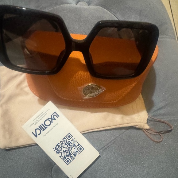 Tory Burch Accessories - Tory Burch Black Square Frame Sunglasses with Brown Lenses